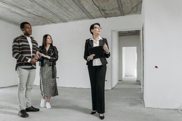 Living Close to a Major Shopping Center in Reading: An In-Depth Look at the Benefits and Drawbacks